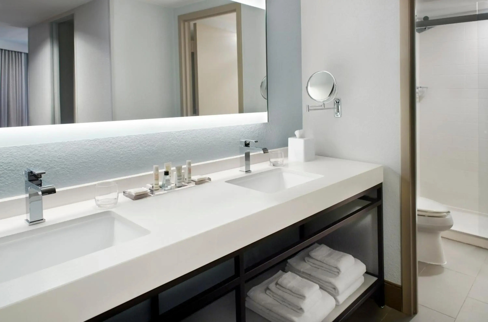 HomeTown Inn & Suites