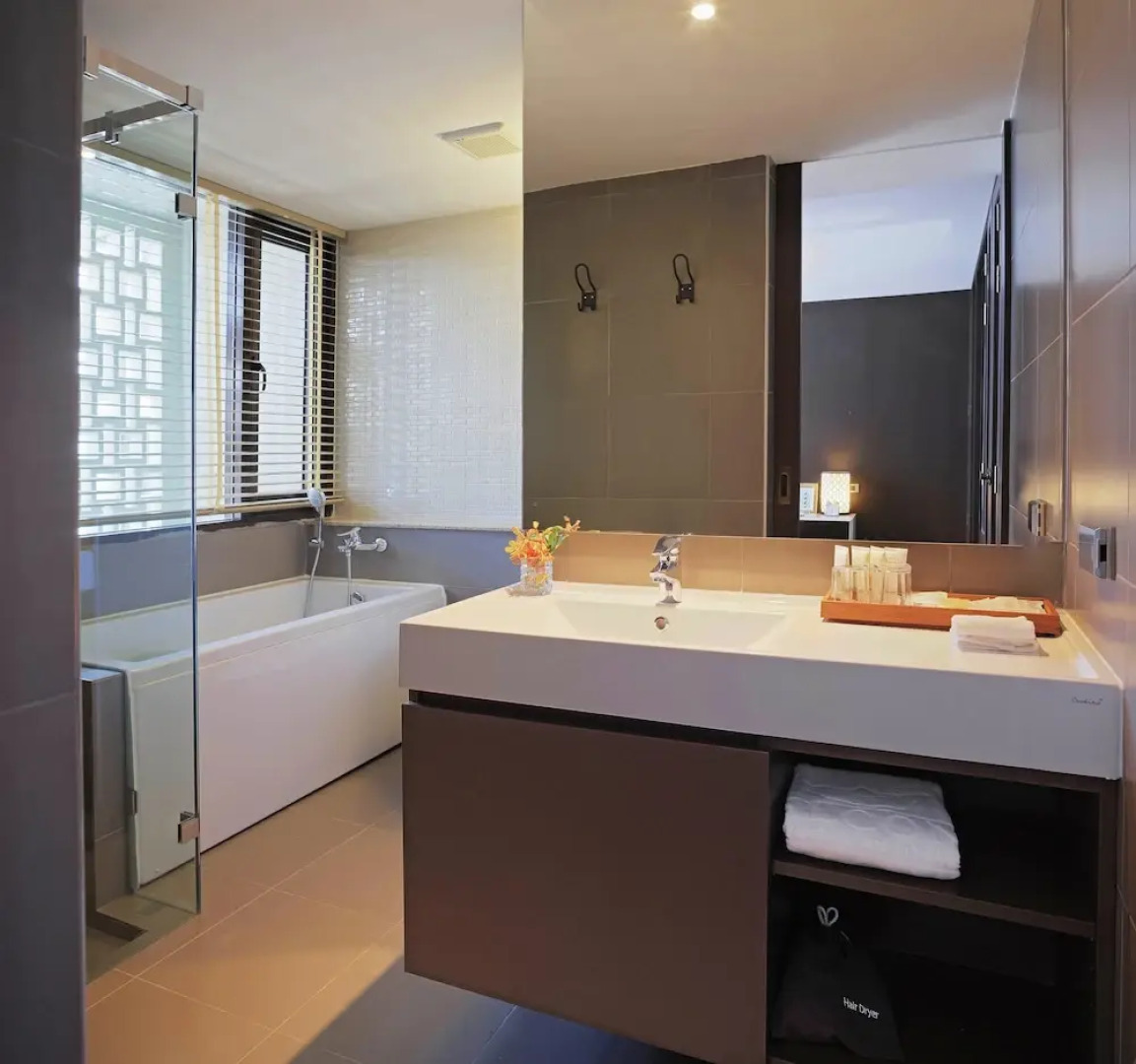 Balcony Courtyard Hotel & Serviced Apartment