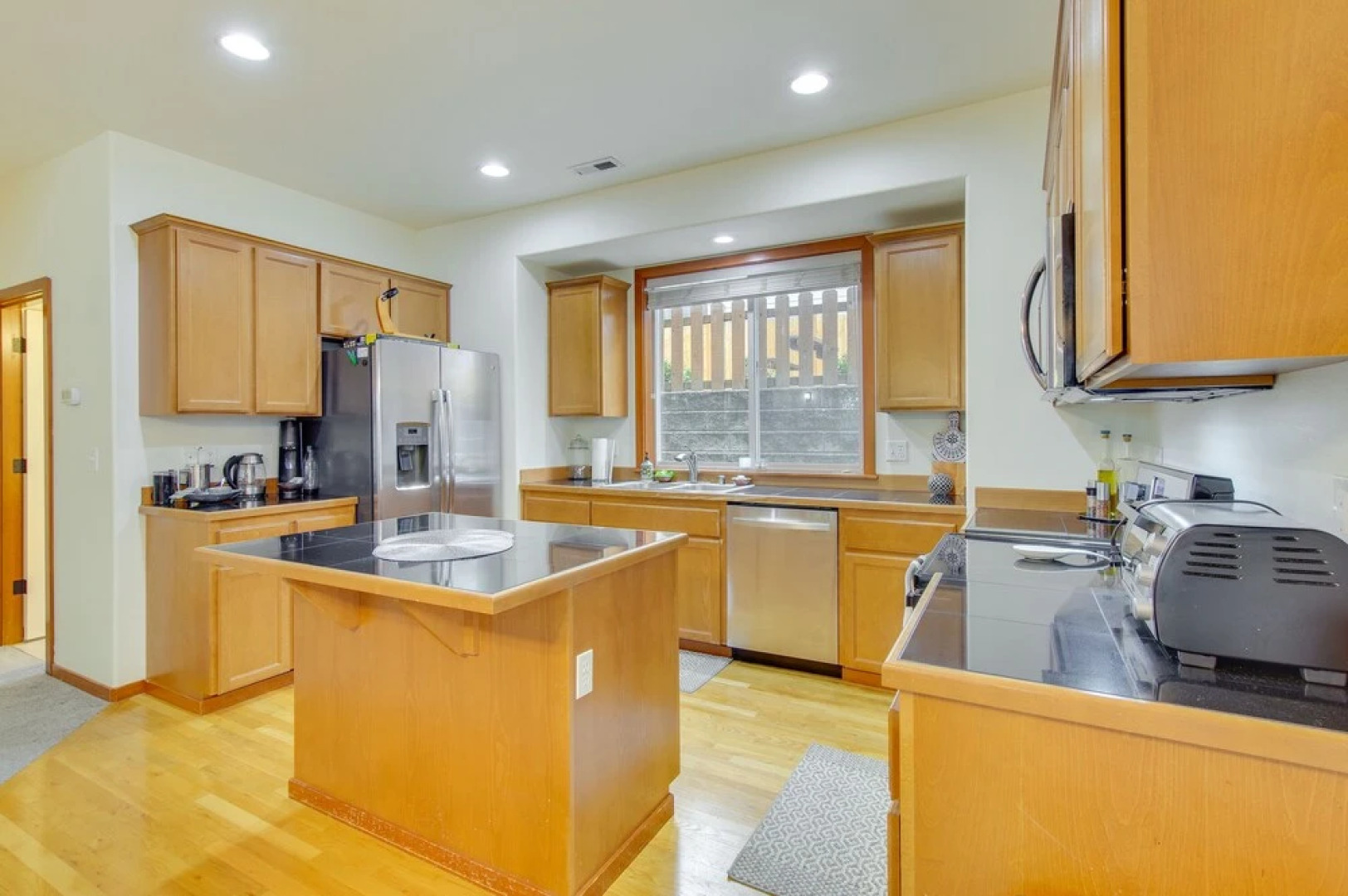 Wfh-friendly Townhome Rental Near Ferry in Everett