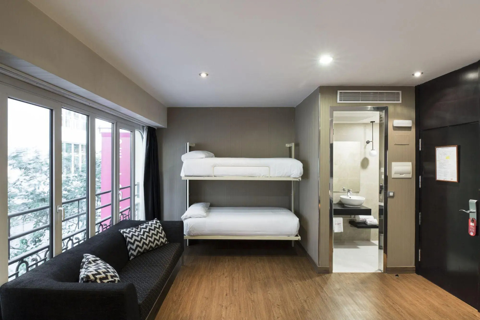 Отель Petit Palace Triball