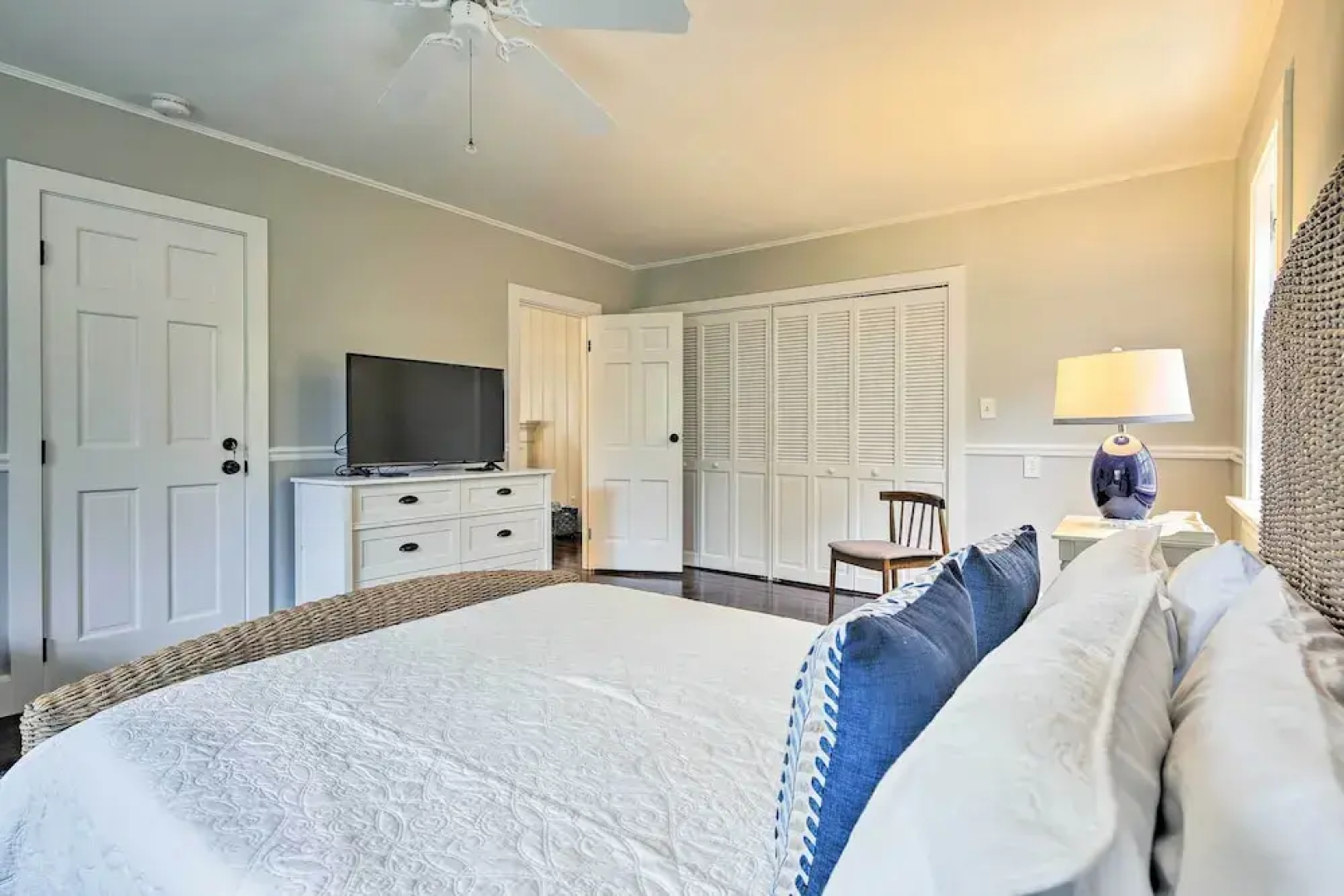 Spacious Getaway W/deck - Walk to Nantucket Sound!