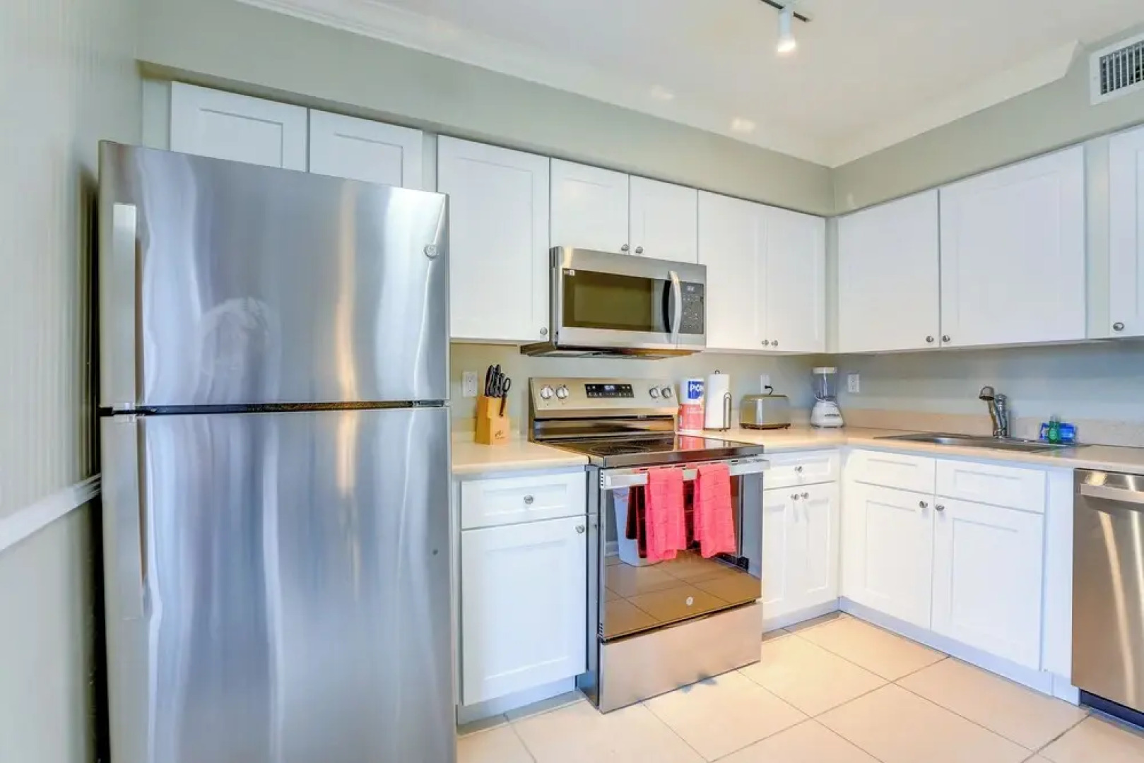 Sunlit Longboat Key Escape w/ Private Resort Beach