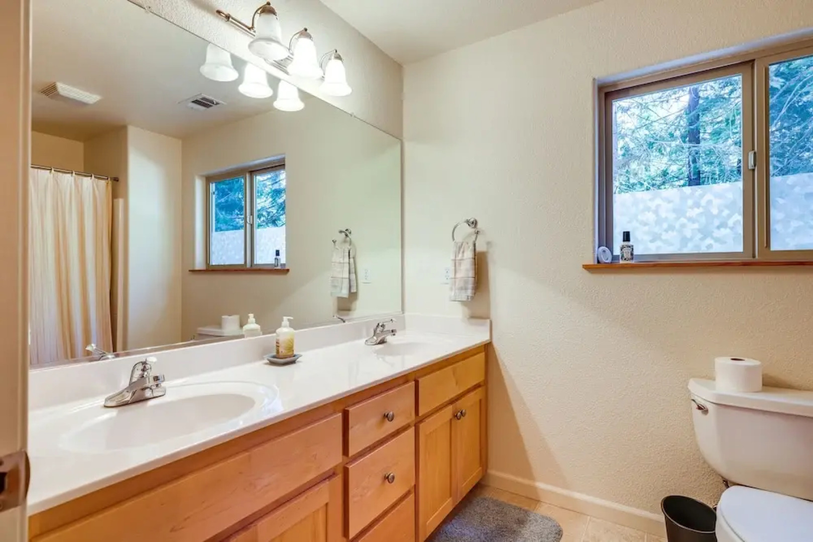 Spacious Vacation Rental Cabin ~ 4 Mi to Big Trees