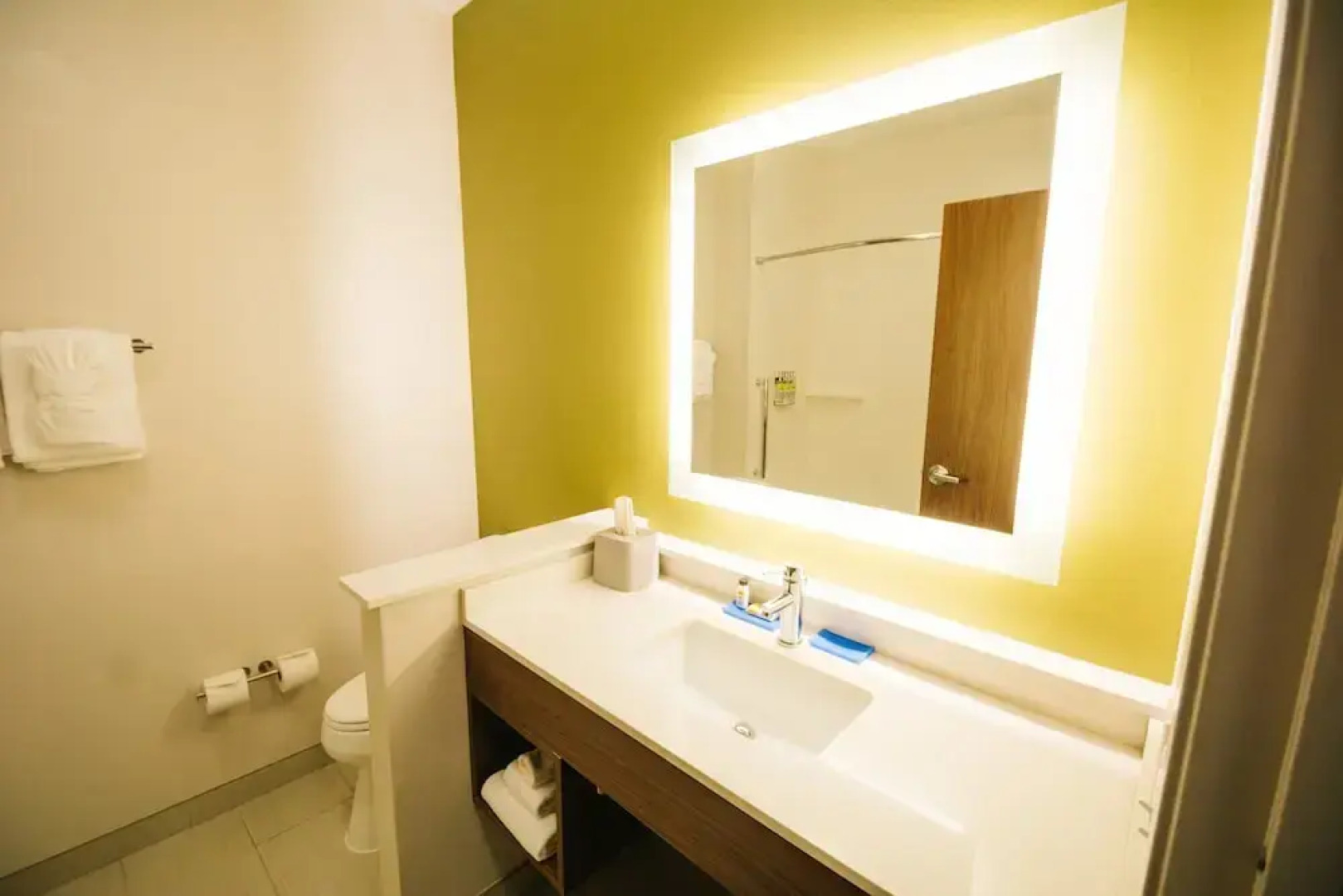 Holiday Inn Express and Suites Birmingham - Homewood, an IHG