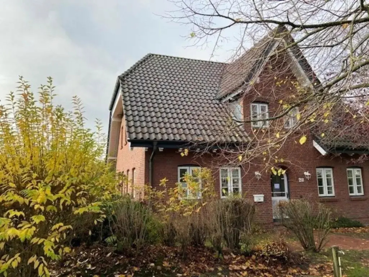 Strandstraße 28, Haushälfte links