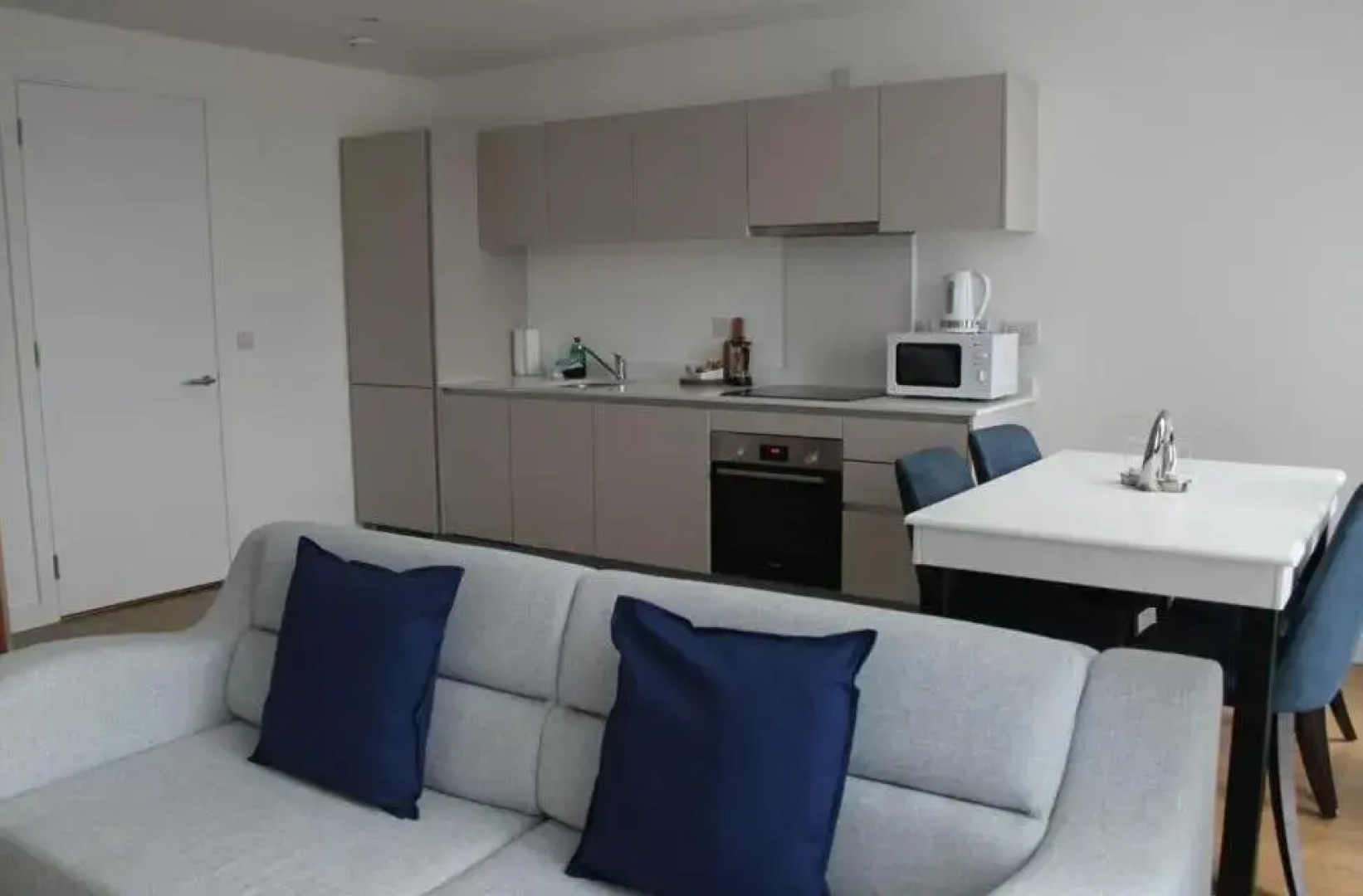 Bracknell - Stunning 2 bedroom Flat with Spectacular Views