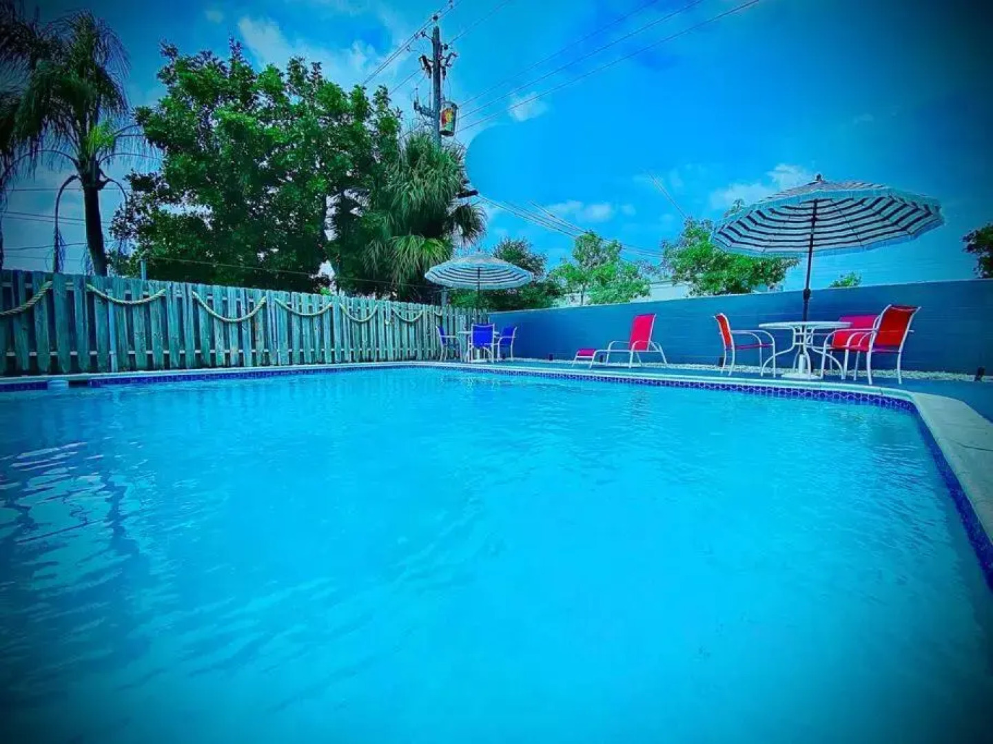 Secret Serenity! Roomy! Pool! 5 min from Beach!