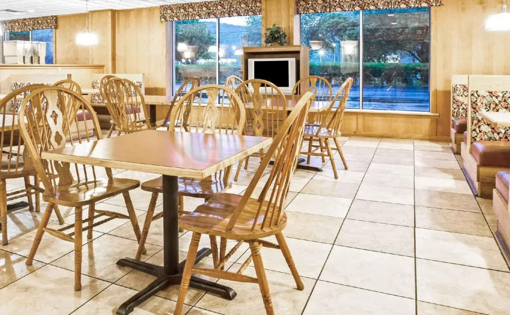 Finger Lakes Inn & Suites