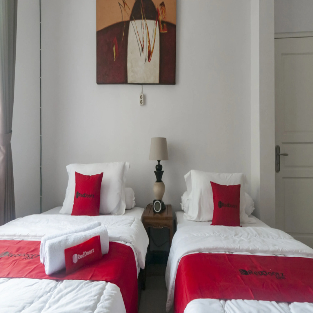 RedDoorz Syariah Plus near Trans Studio Cibubur