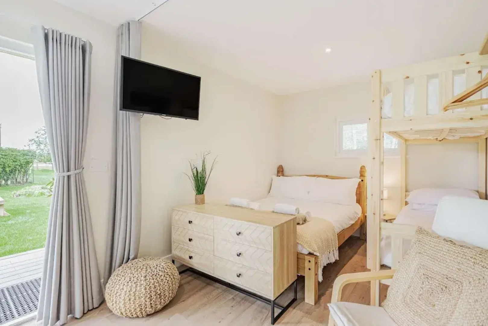 Luxury City to Country Retreat Lodge With Hot Tub