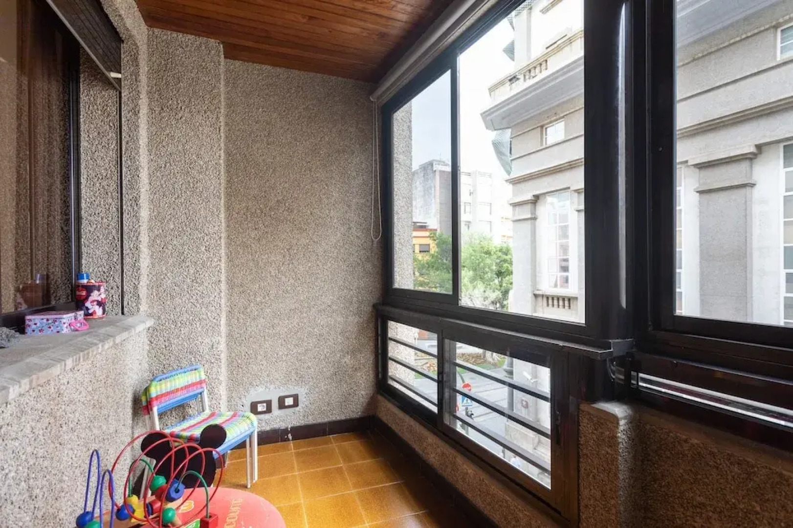 HomeLike Spacious Classic Design