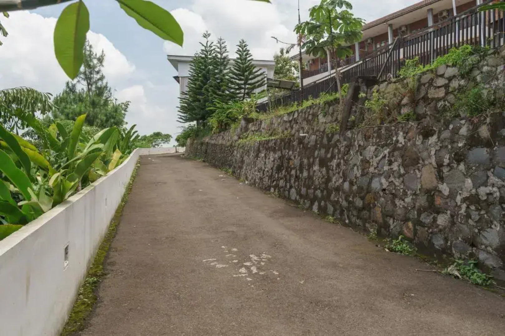 RedDoorz Plus @ Lodaya Gunung Geulis Puncak