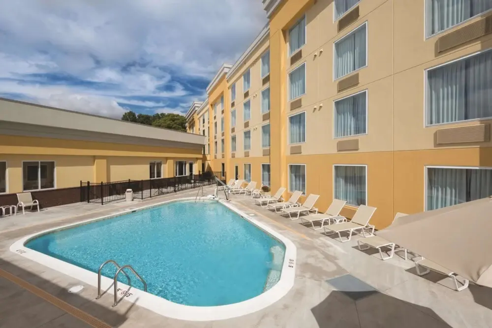 La Quinta Inn & Suites By Wyndham Lynchburg At Liberty Univ.