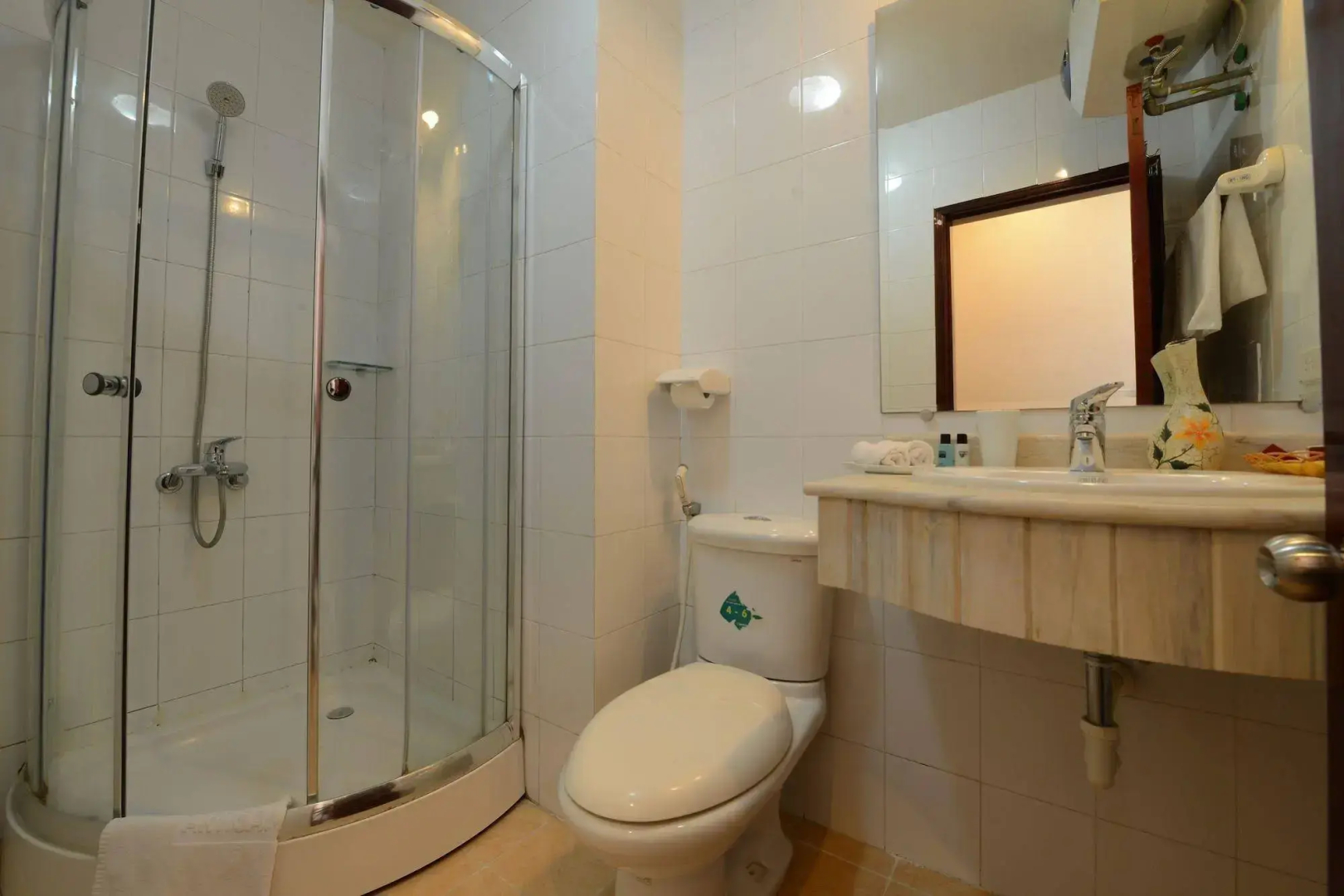 Artisan Lakeview Hotel
