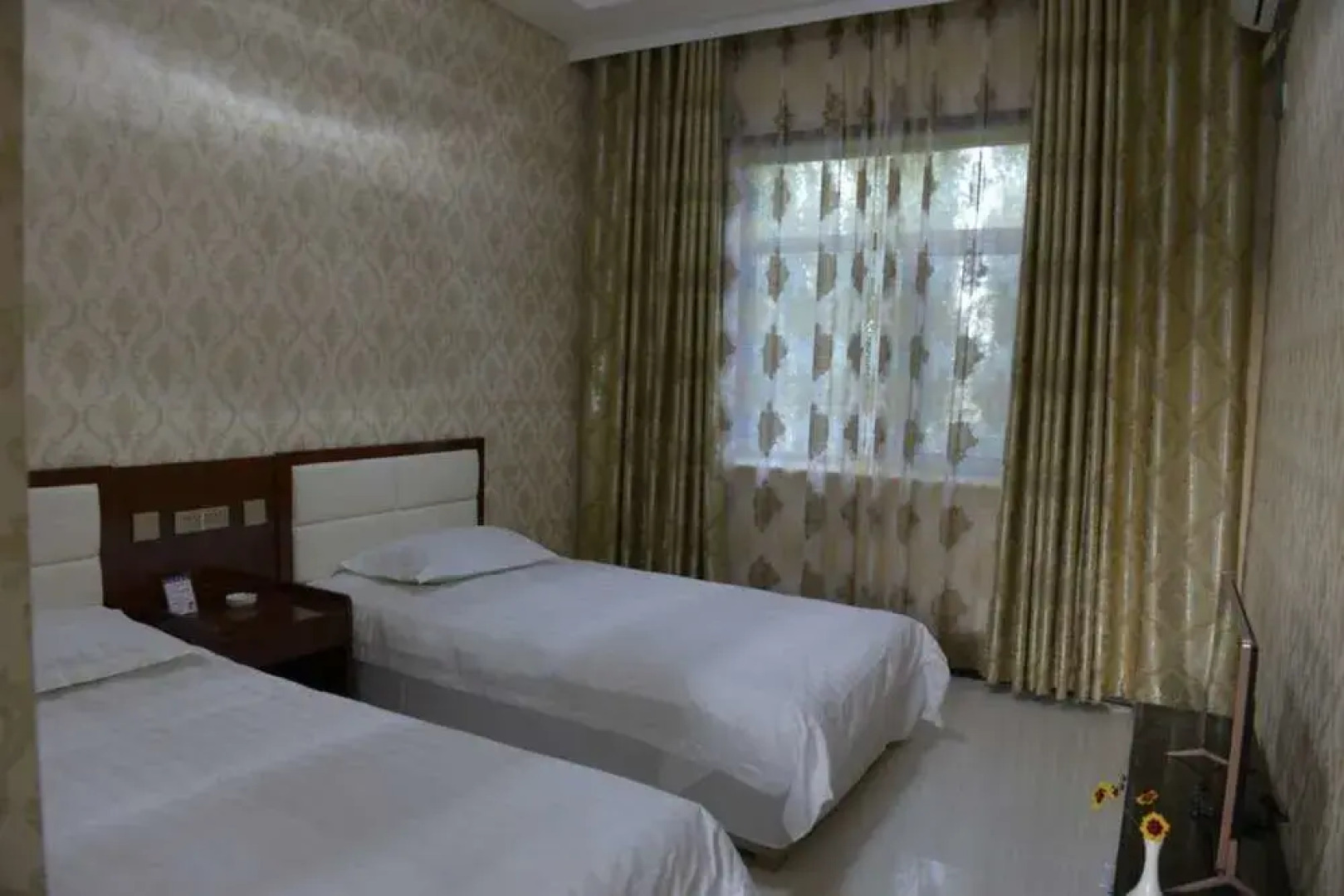 Ancient City Dragon Gate Inn