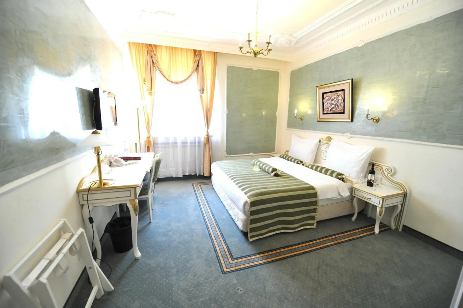 Queen's Astoria Design Hotel