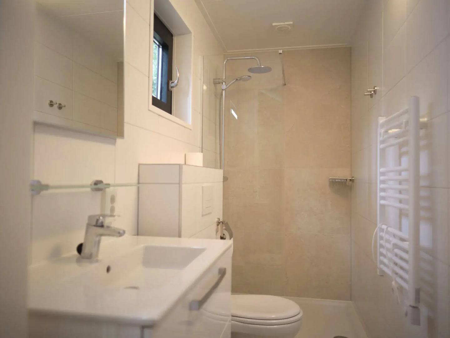 Spacious Lodge, 2 Bathrooms, Near Maastricht