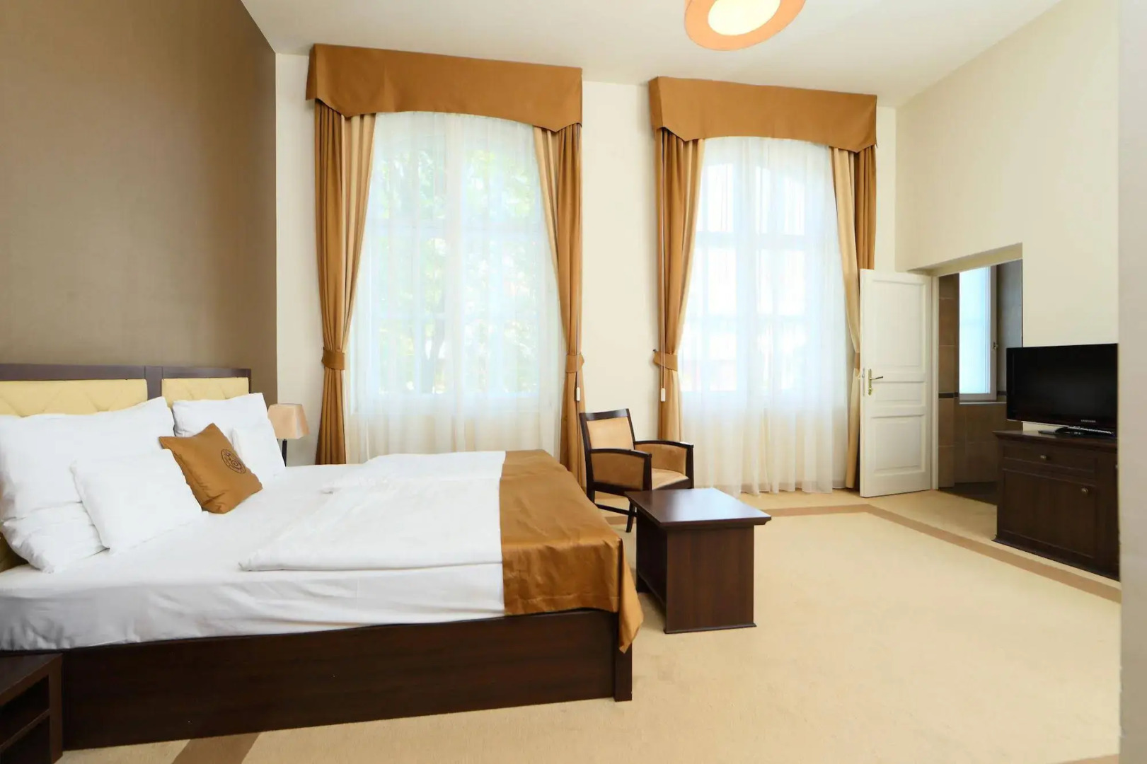 Ipoly Residence - Executive Hotel Suites