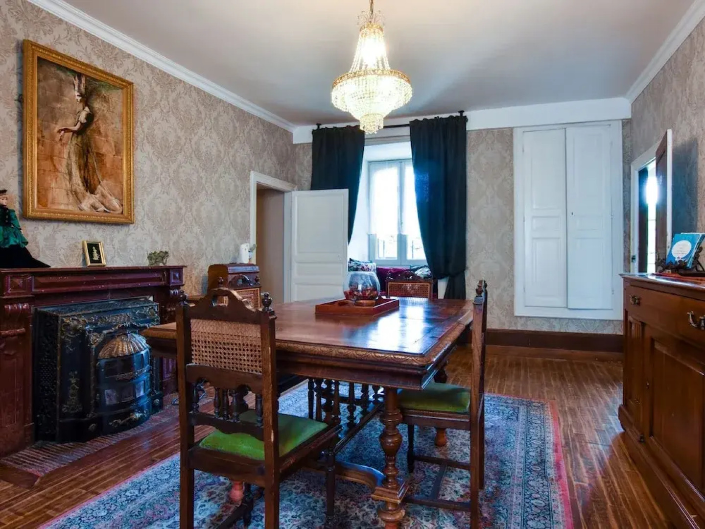 Fantastic property with large swimming pool and garden in the heart of France!