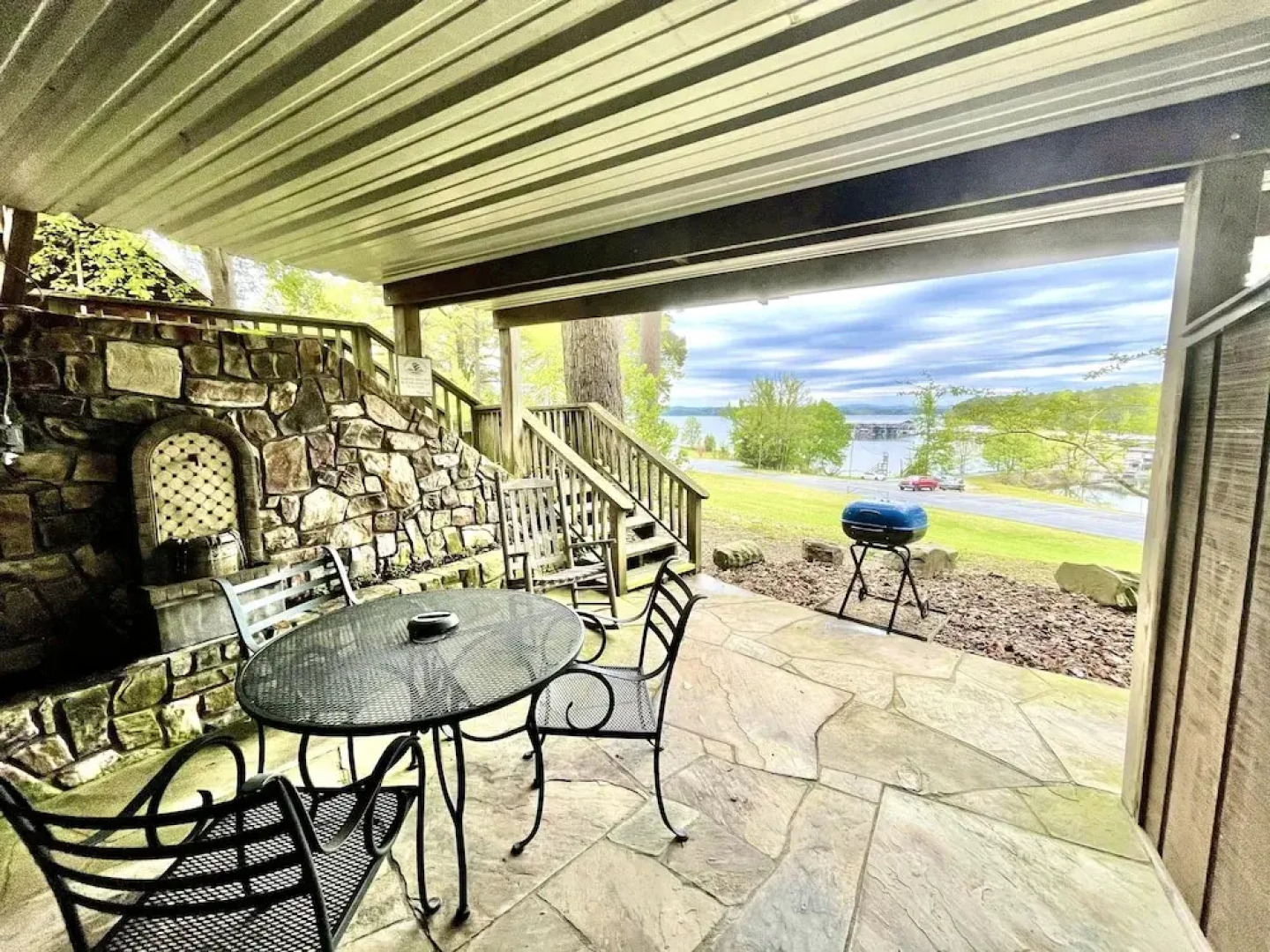 SU15, Spacious studio with full kitchen, dining table and rock patio overlooking Lake Ouachita. by RedAwning