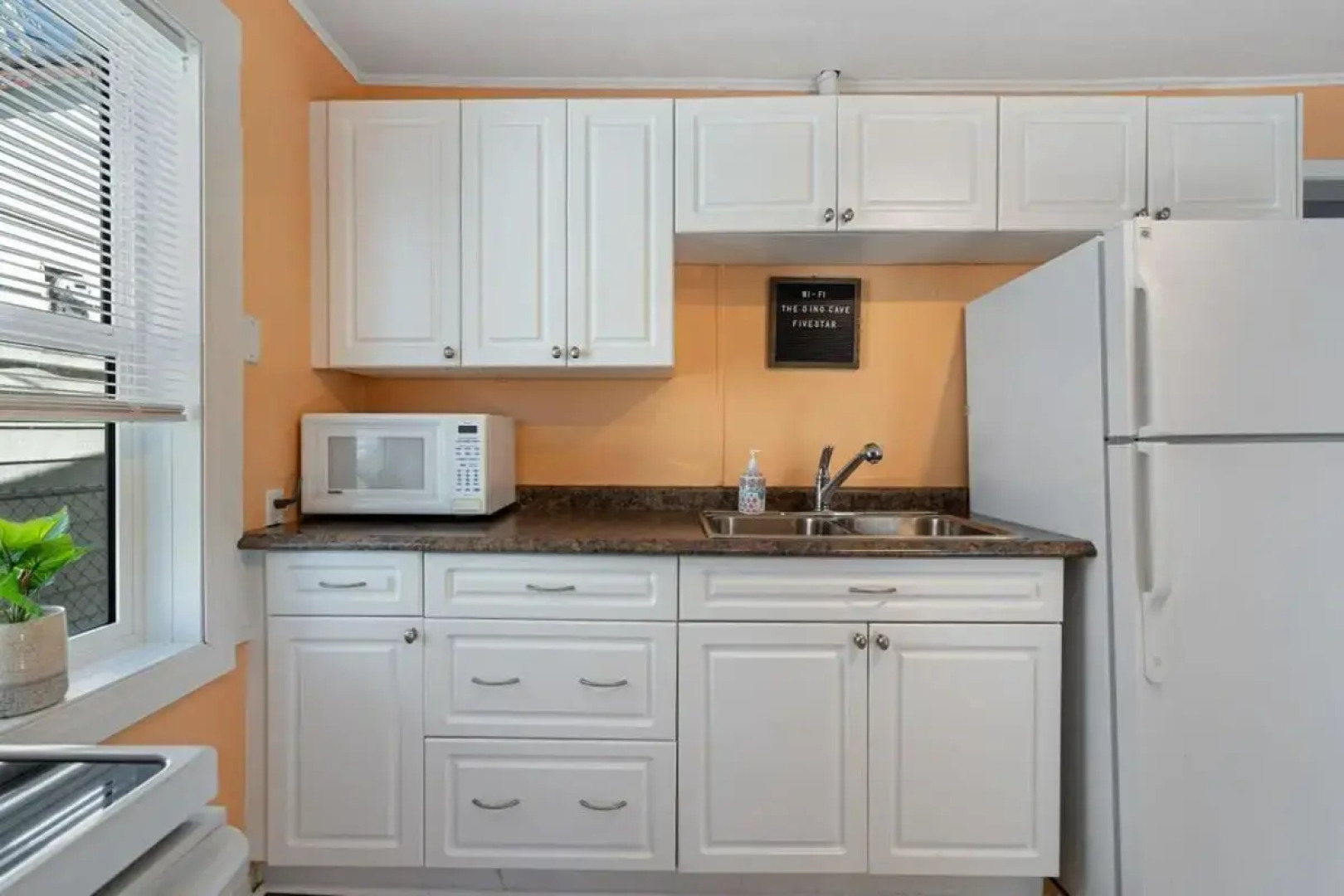 Dino Cave l Walk to Downtown l Fire Pit & BBQ I TV