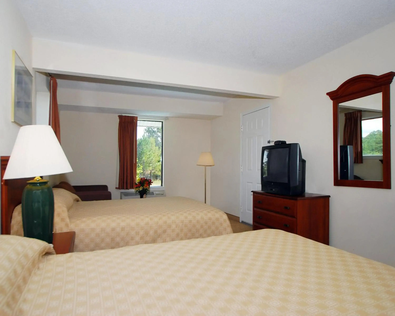 Econo Lodge Inn & Suites