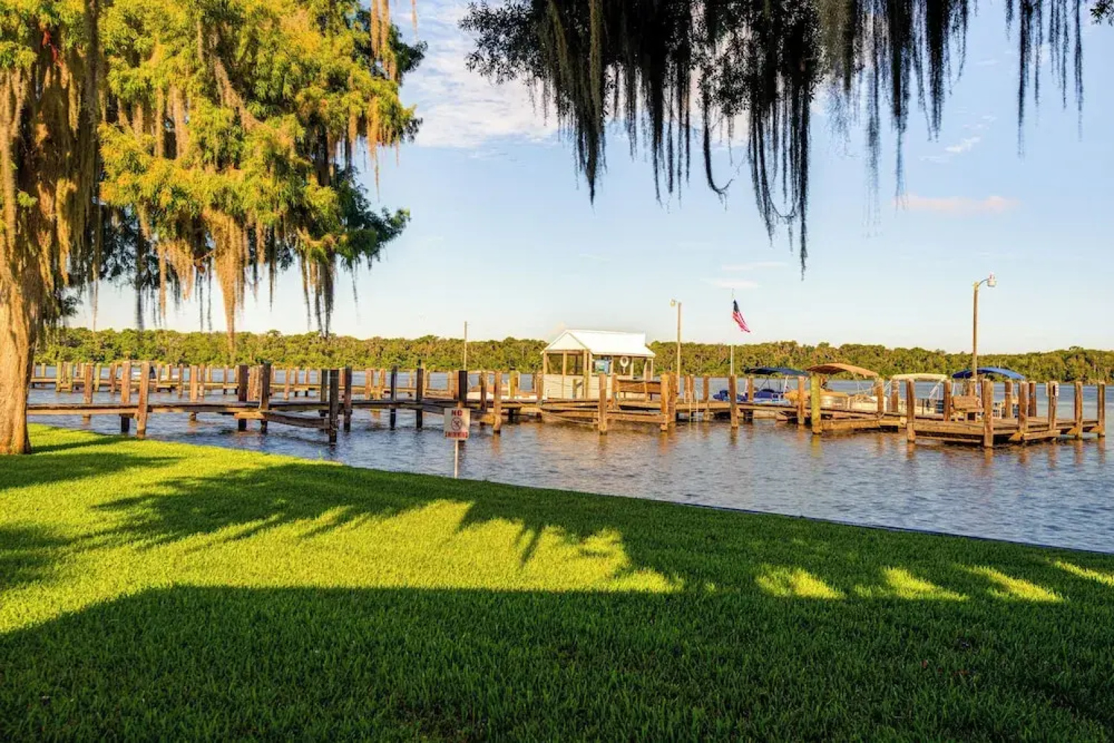 Pool Access & Lanai: Riverfront Welaka Condo!