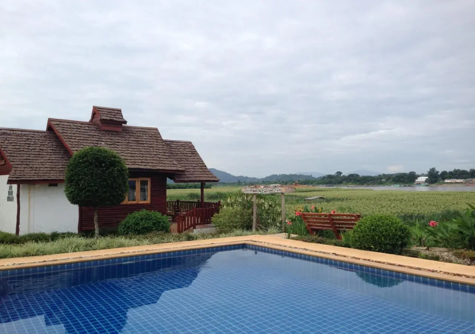 Gin's Maekhong View Resort & Spa