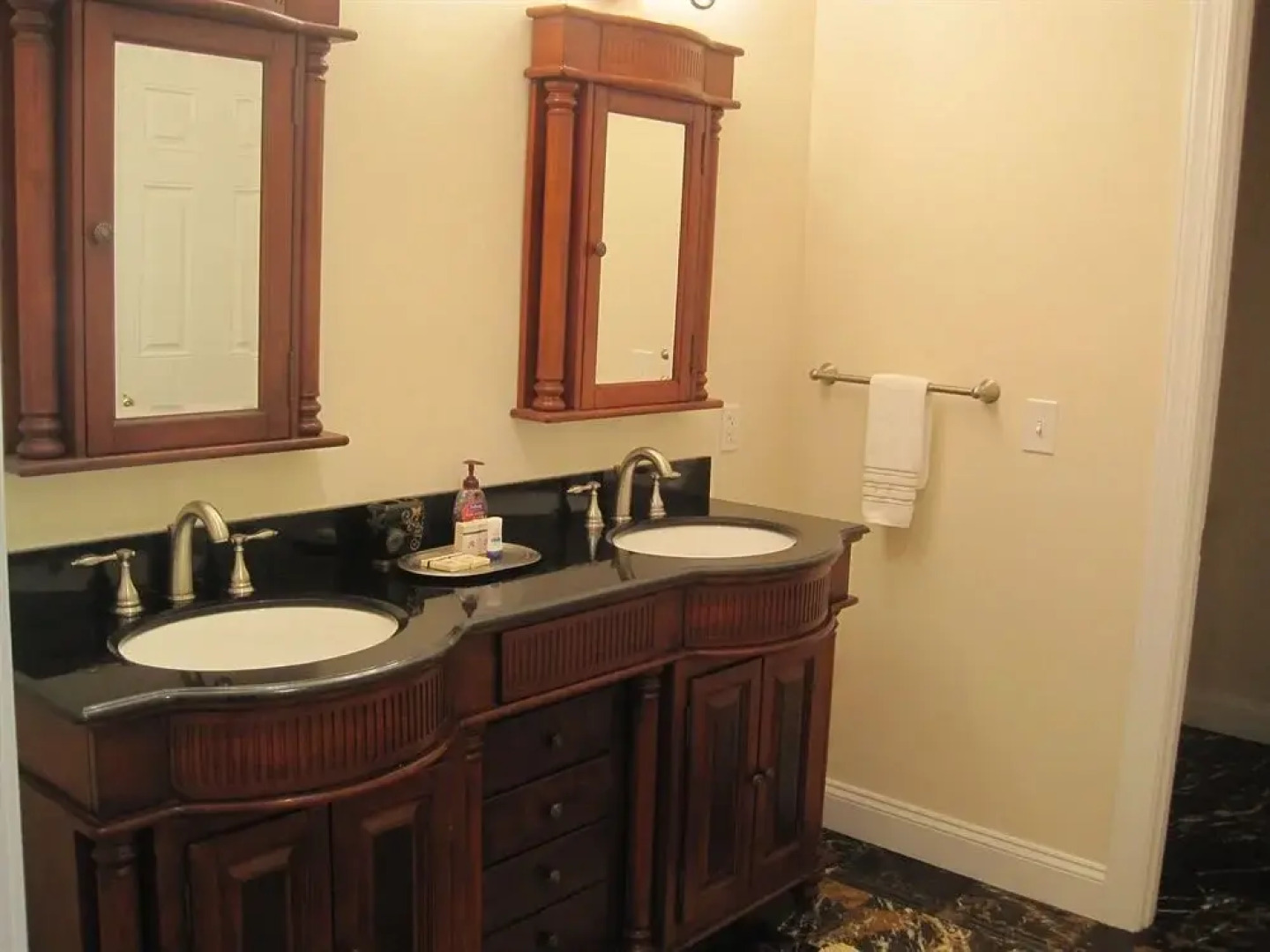 The Inn At Indian Creek & Indian Creek Bed and Stable