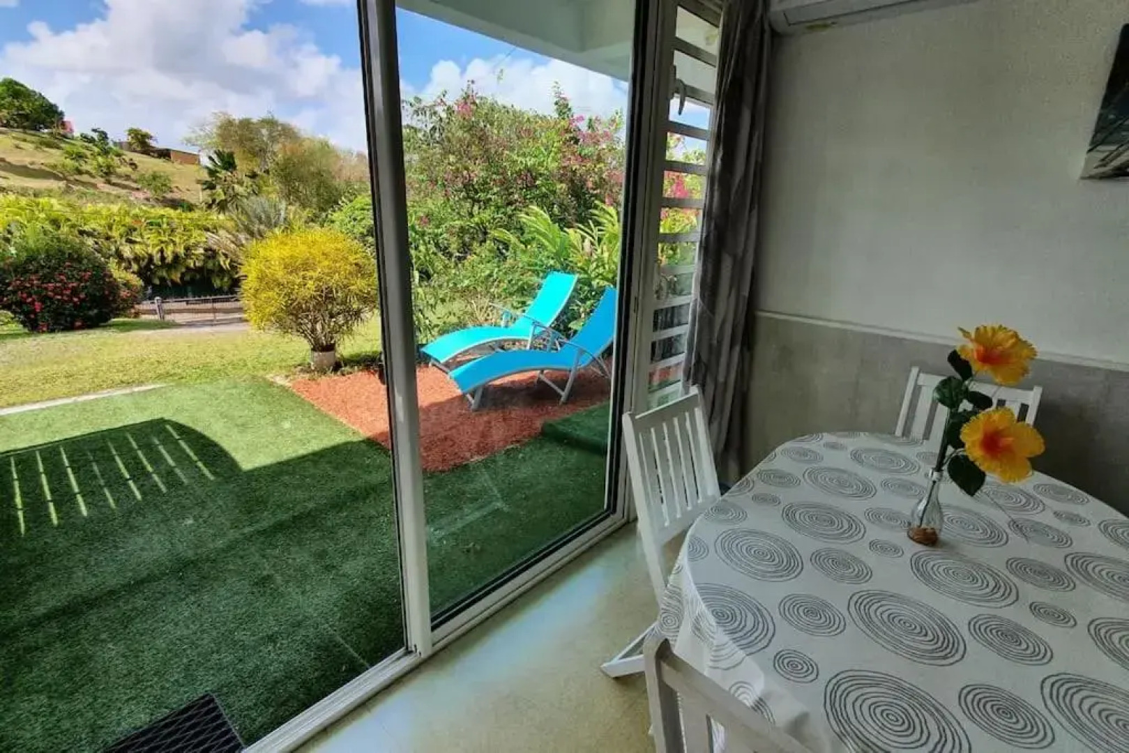 972D4 - Les 2 Palmiers - Bas de villa 60m2 jardin 2000m2