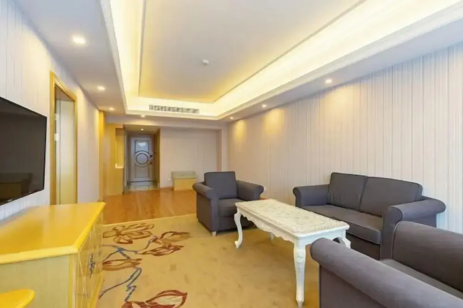 Vienna Hotel (Lingshan Liufengshan Pedestrian Street)