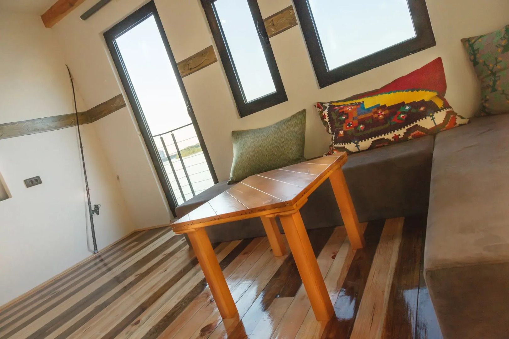 ArkaBarka Floating Hostel and Apartments