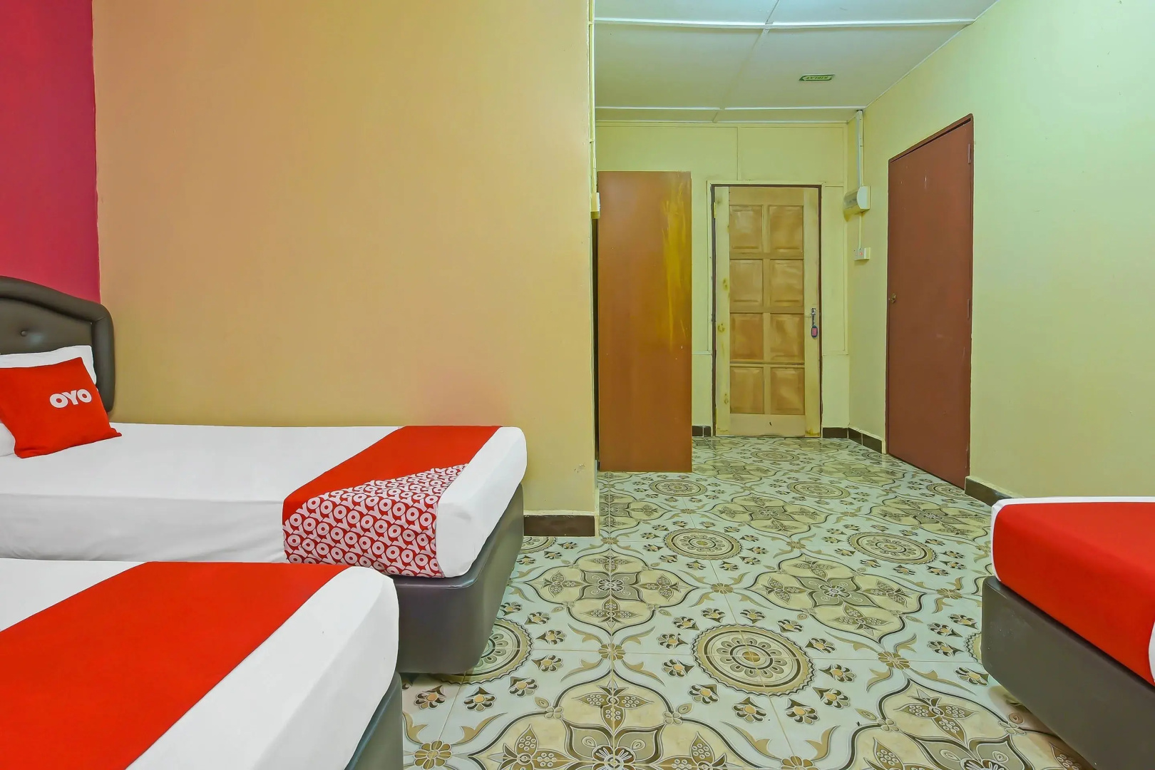 OYO 90675 Holiday View Inn