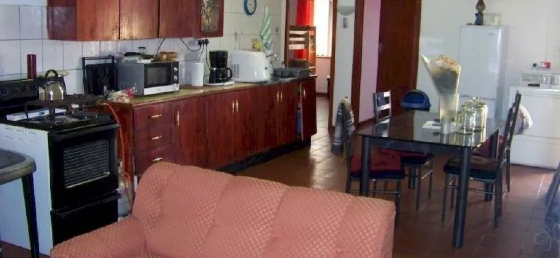 Dolphin House Backpackers and Self Catering