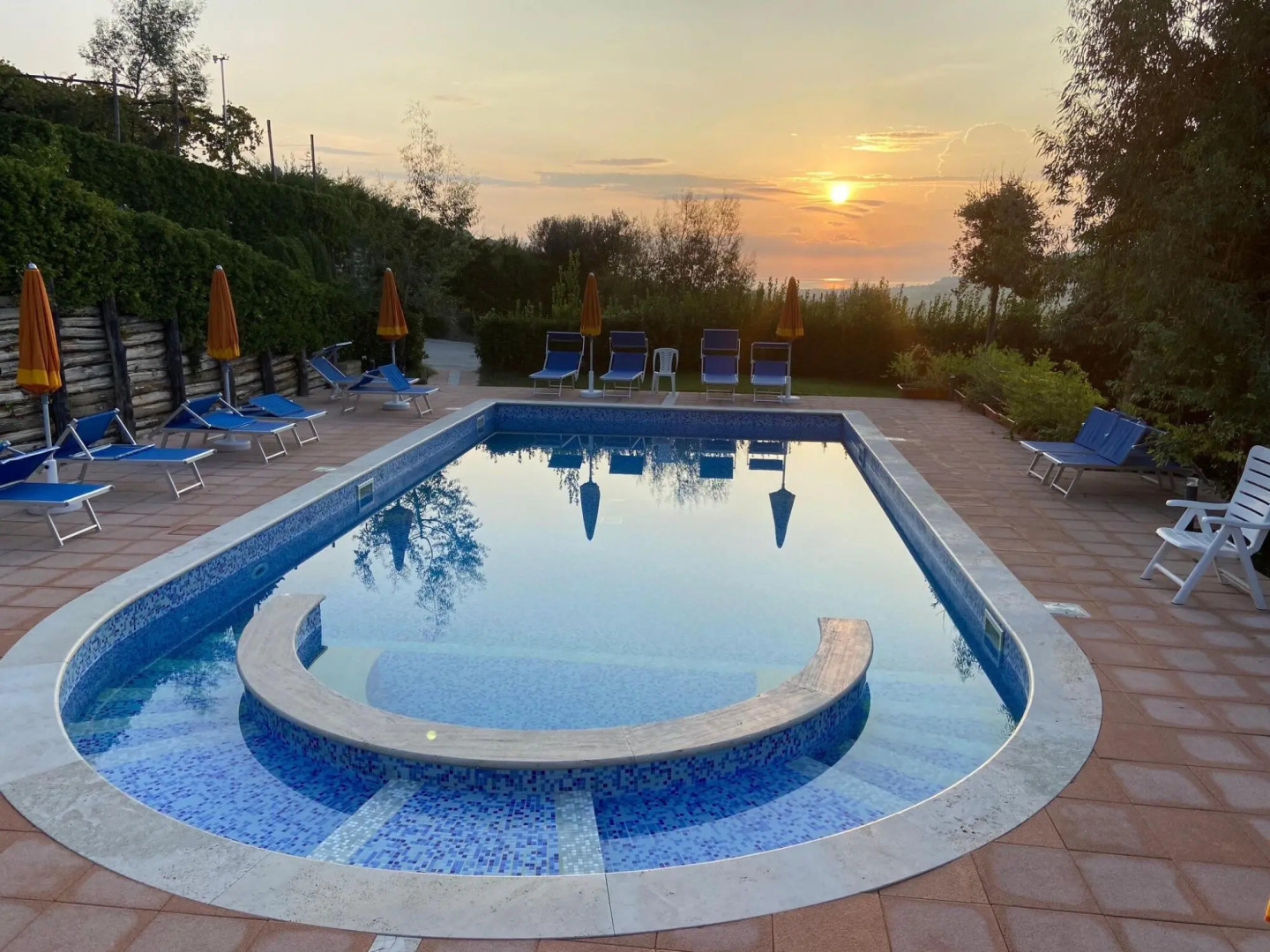 Beautiful tent lodge in Massignano with private terrace