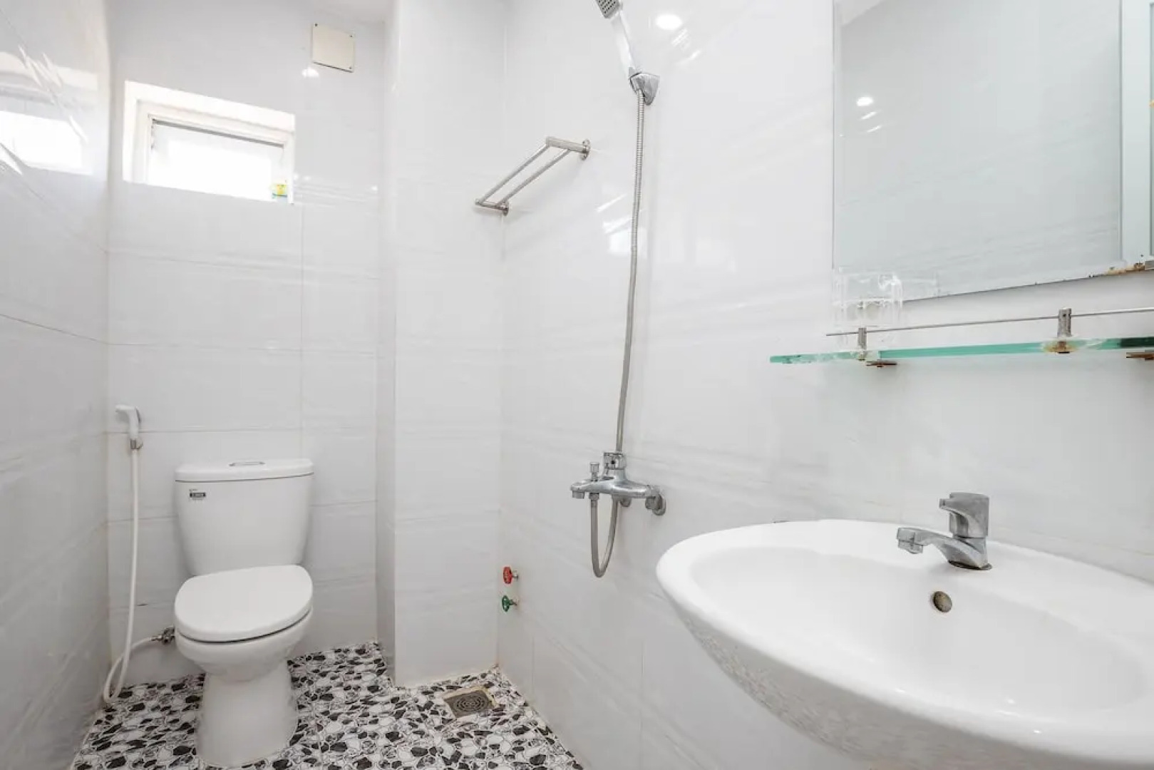 Hoang Truong Hotel by OYO Rooms