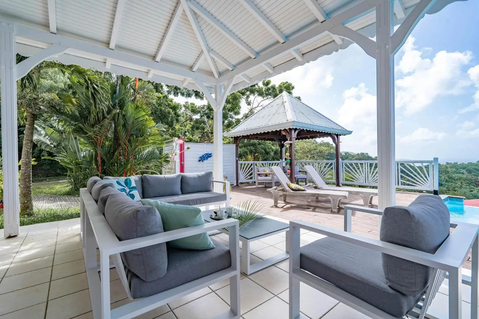 Villa Palmier rouge : 3 ch, piscine à débordement, vue mer et végétation