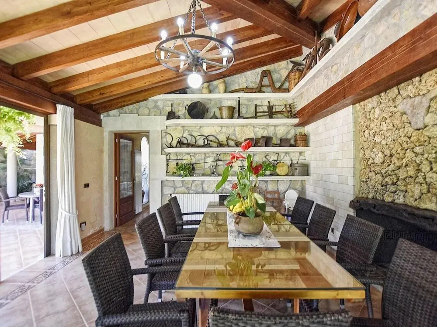 Luxurious Villa Perfect for Large Families, Near the Beach