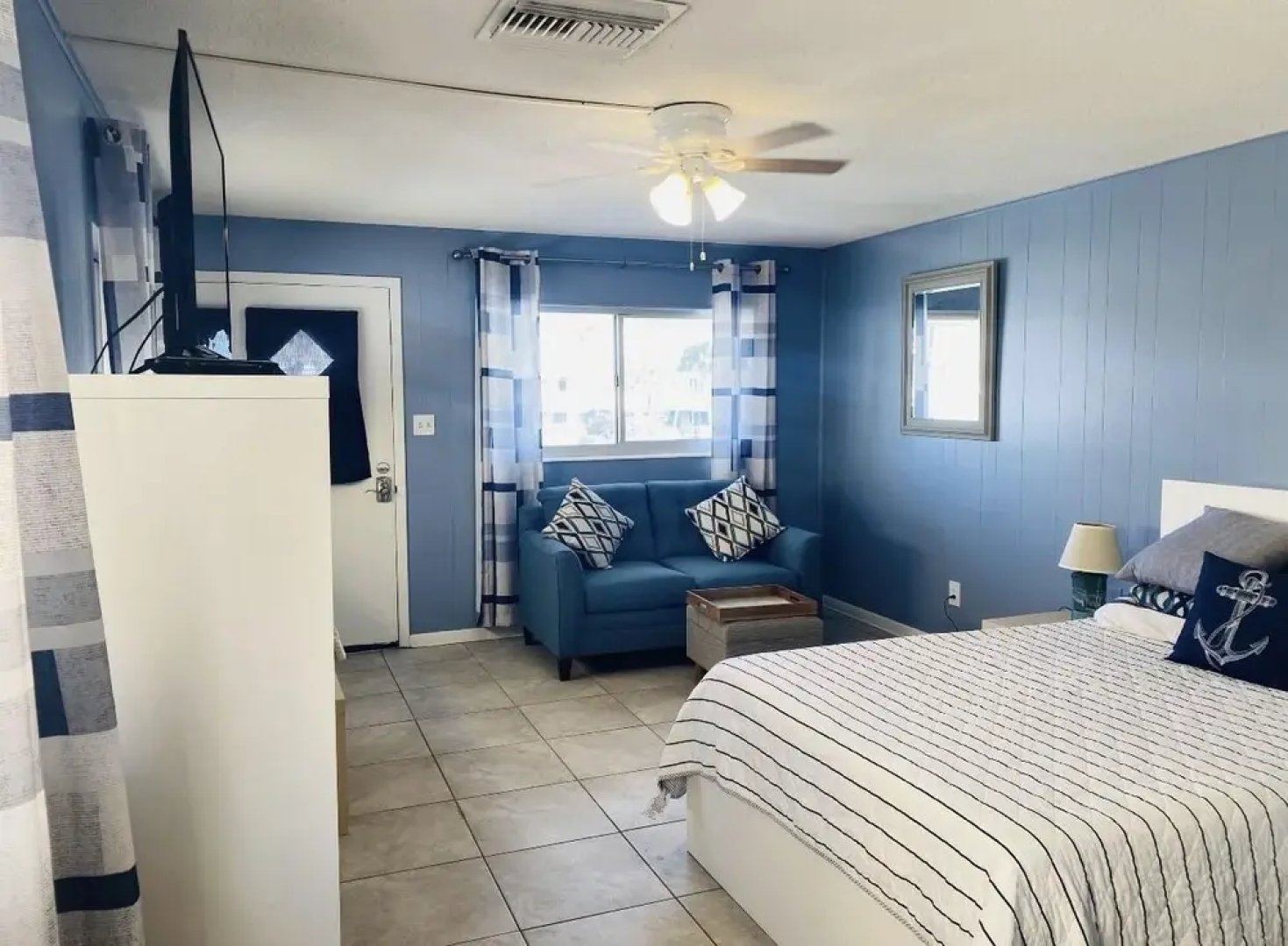 Studio With Full bed Near the Beach!!