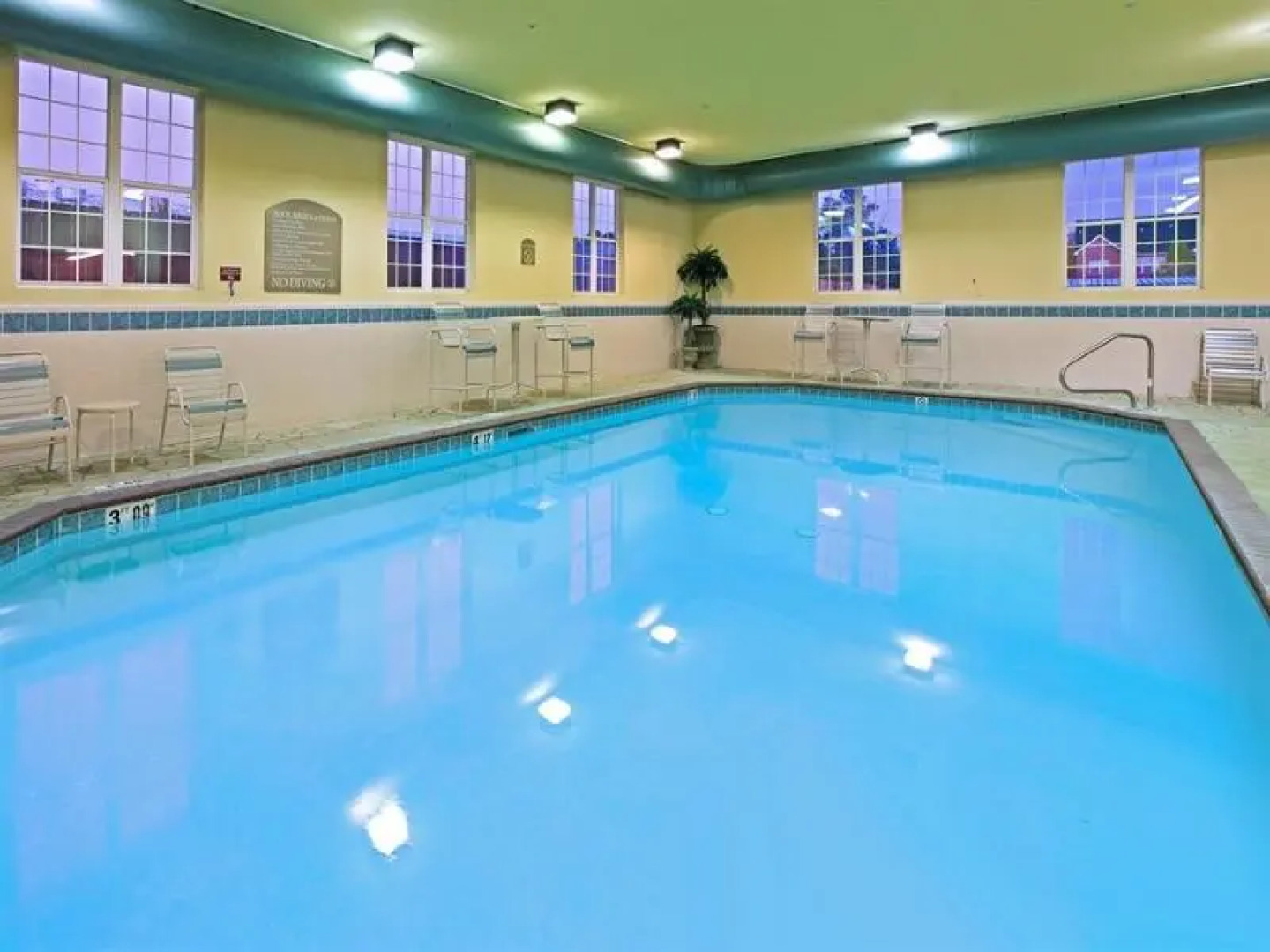 Holiday Inn Express Hotel & Suites MAGNOLIA-LAKE COLUMBIA