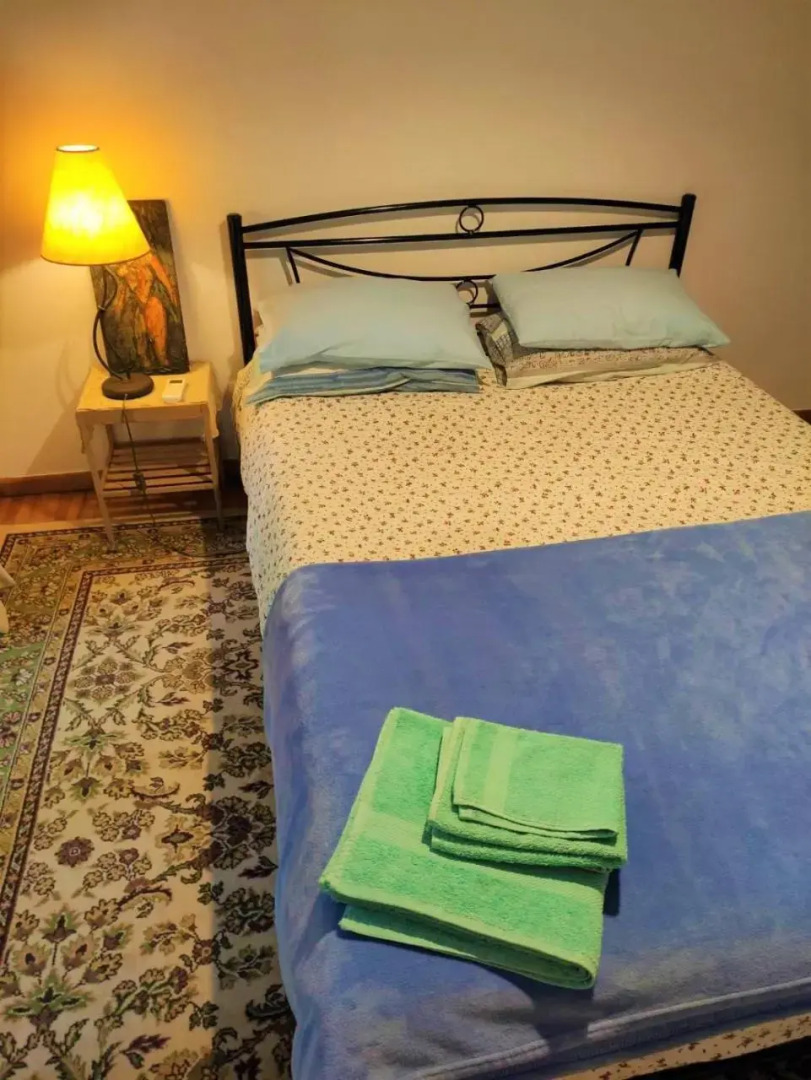 20' from the airport,20' from the center of Athens