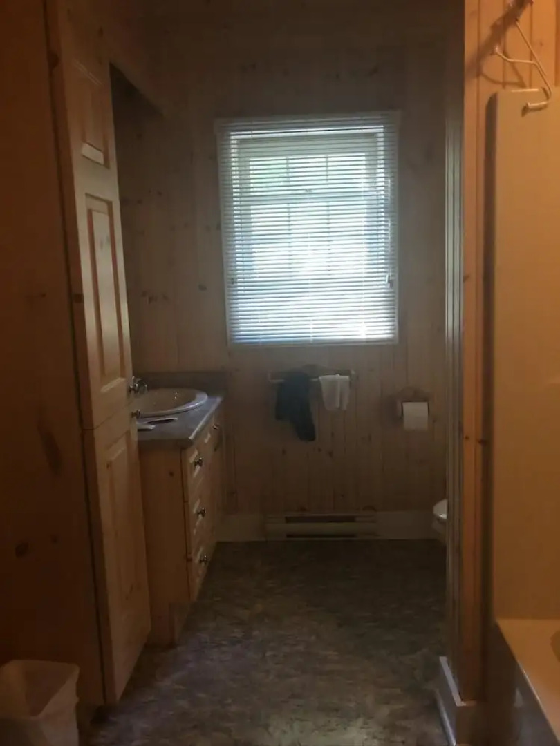 Blueberry Point A Classic Lake Joseph family cottage on a 900 ft peninsula