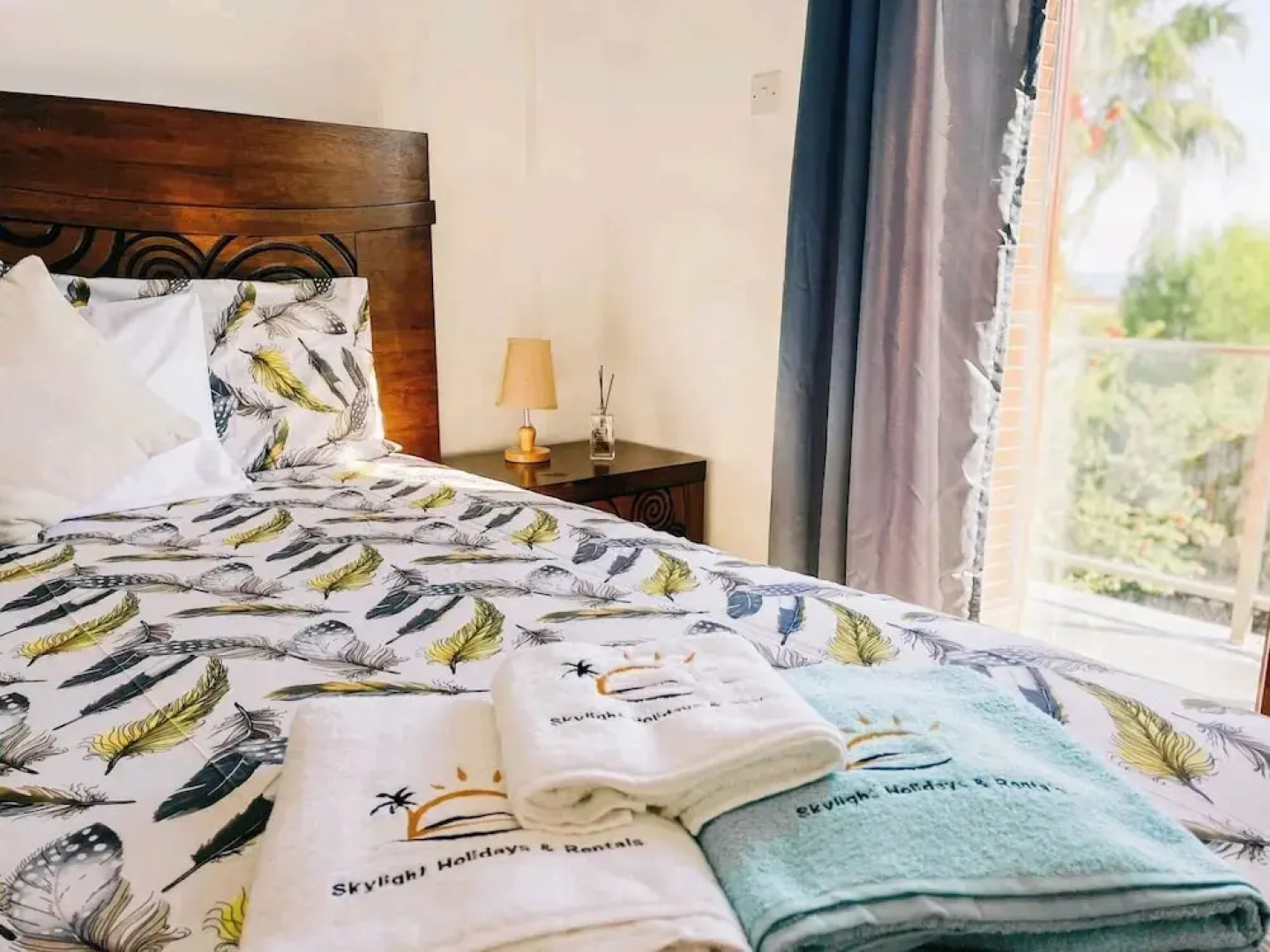 Villa for 9 Guests, Pool, Parking, Walk to Beach