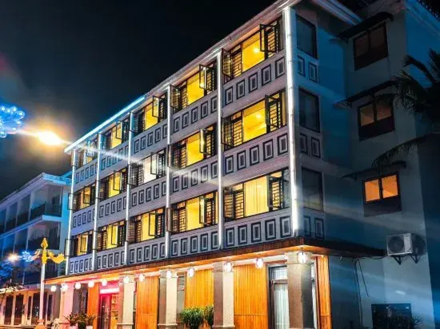 Mengla Liangqi Yunshe Business Hotel