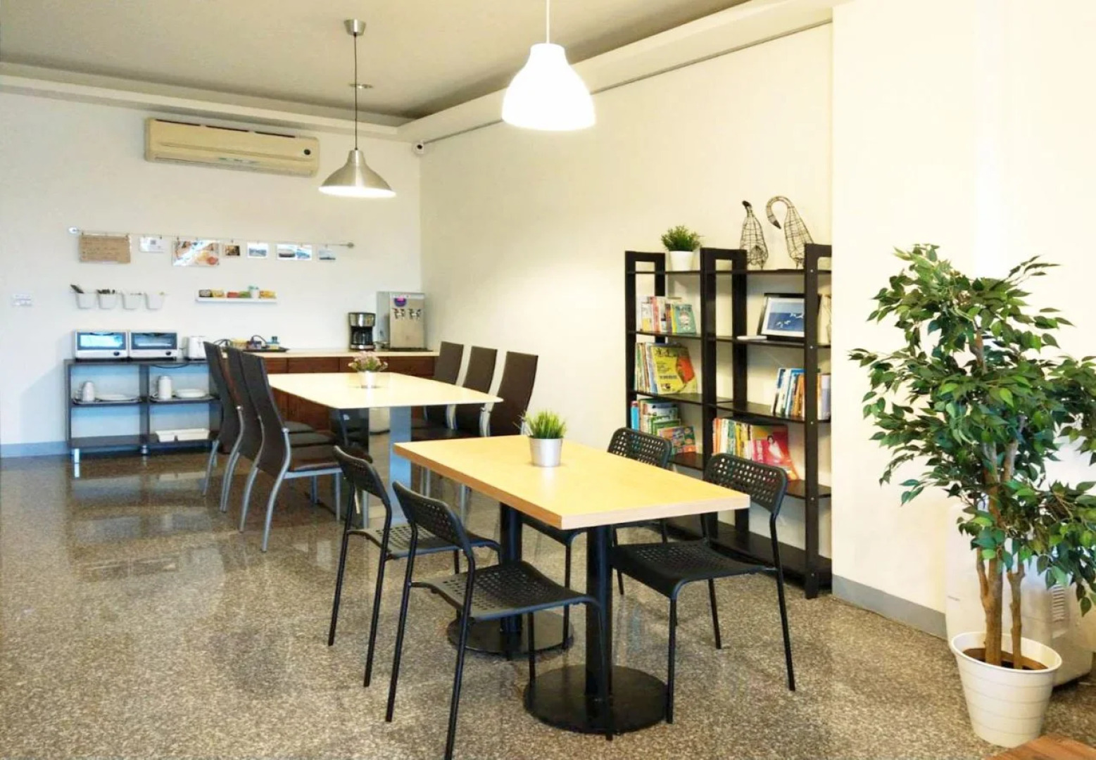 Migratory Birds Hotel