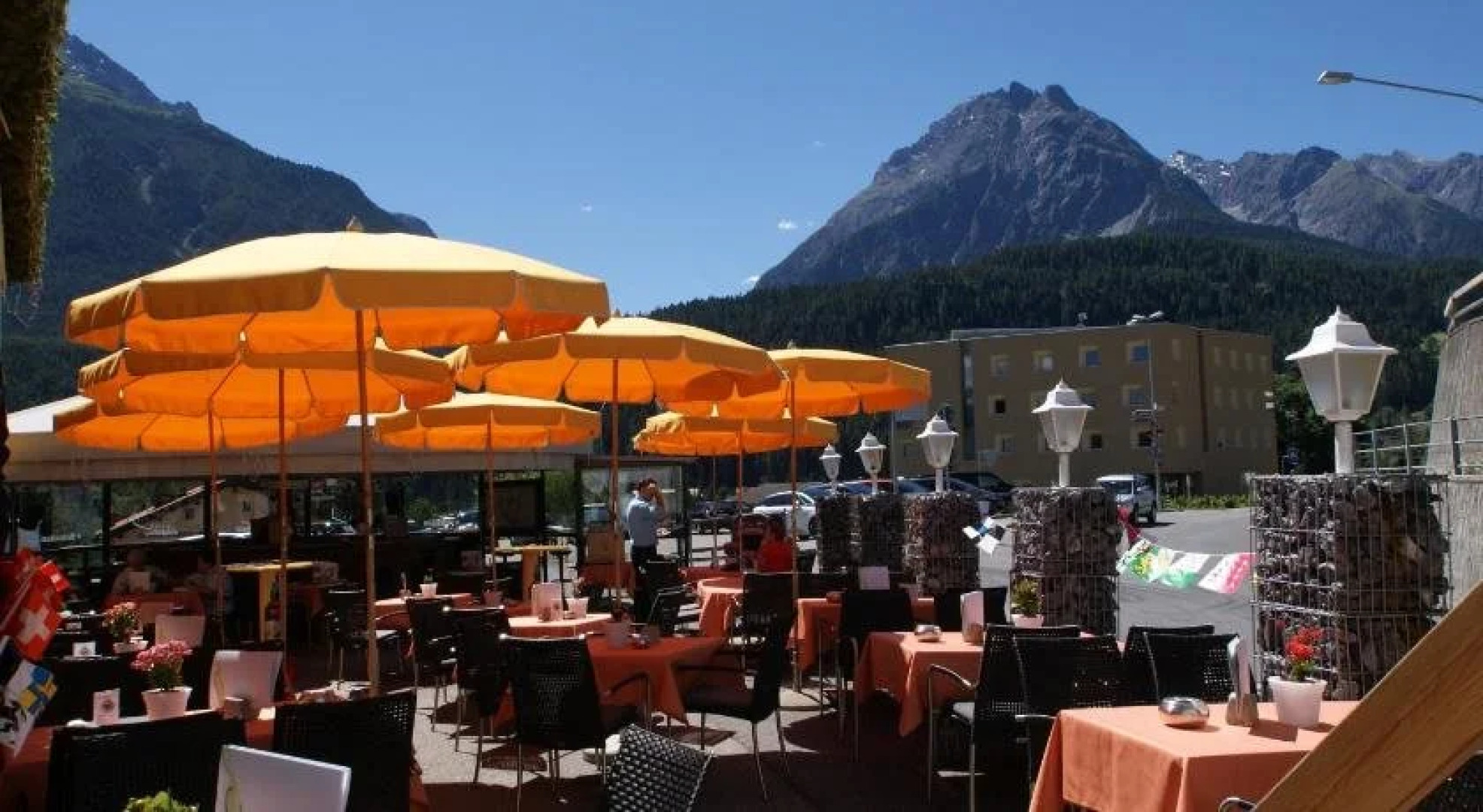 Bellaval Hotel & Restaurant