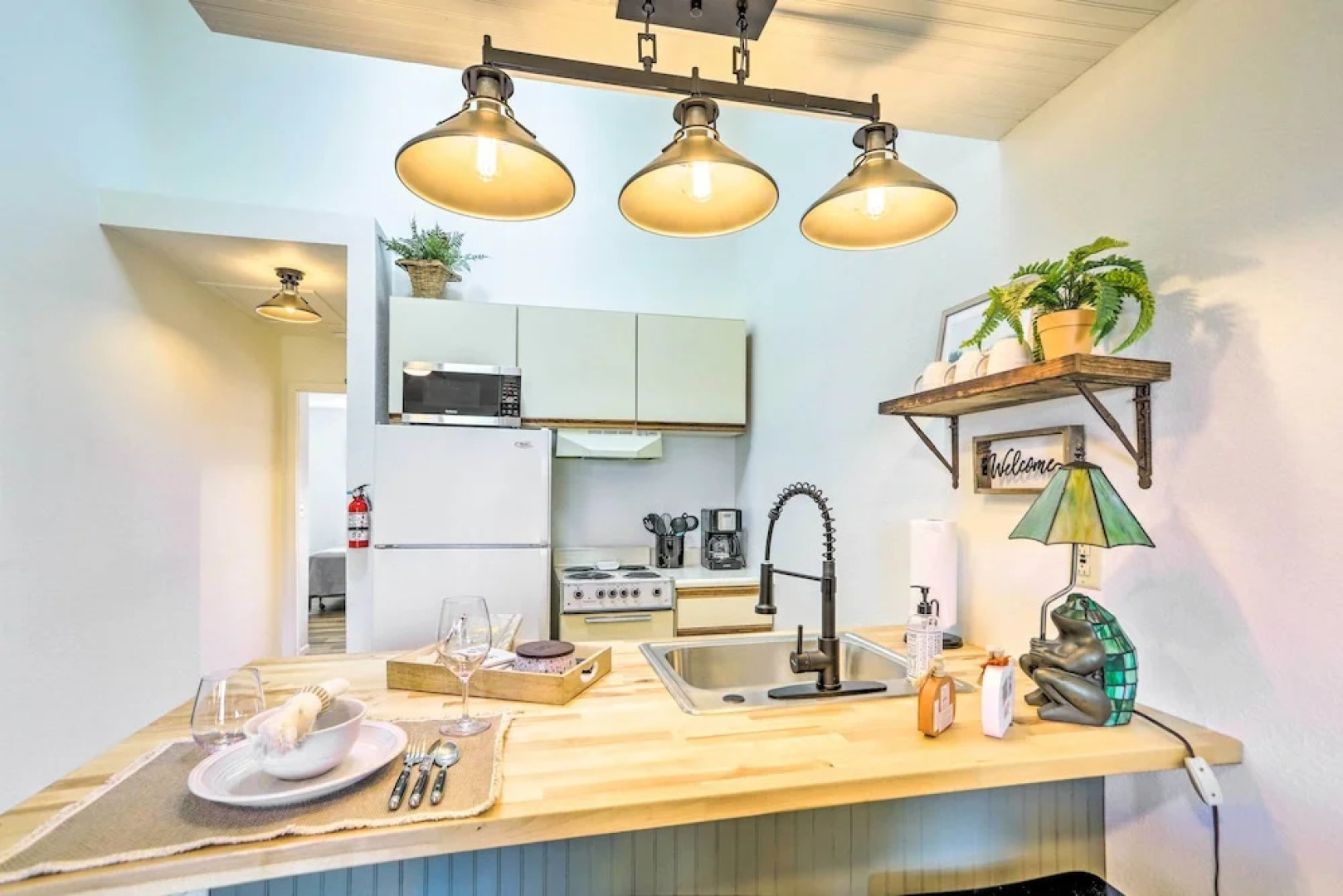 Pet-friendly Oak Harbor Condo: Walk to Lake!