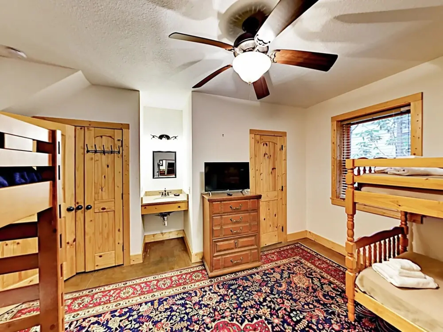 Linger Longer Lodge - 8 Br Home