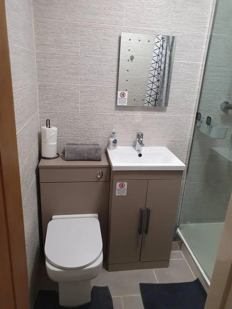 Immaculate 2-bed Apartment in Leigh