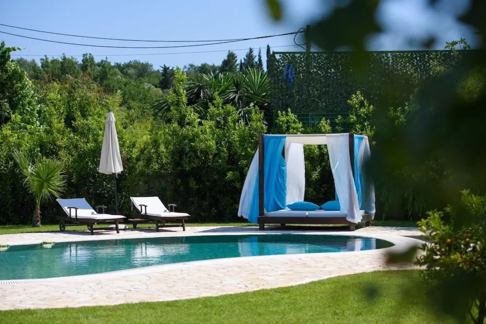 Villa Black White Dassia